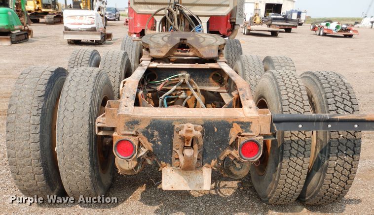 image for item IQ9742 1988 Freightliner FLC12064T  semi truck