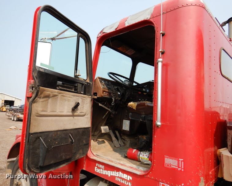 image for item IQ9742 1988 Freightliner FLC12064T  semi truck