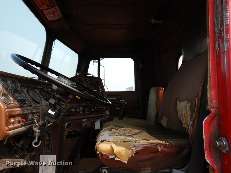 image for item IQ9742 1988 Freightliner FLC12064T  semi truck