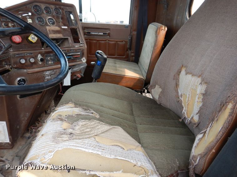 image for item IQ9742 1988 Freightliner FLC12064T  semi truck