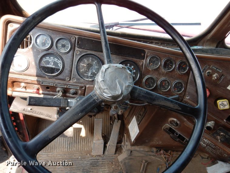 image for item IQ9742 1988 Freightliner FLC12064T  semi truck