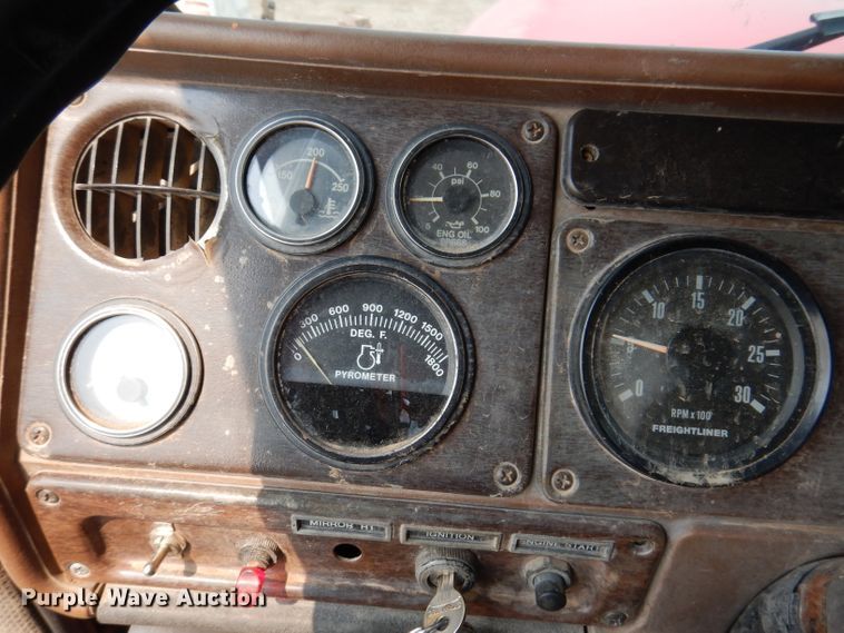 image for item IQ9742 1988 Freightliner FLC12064T  semi truck