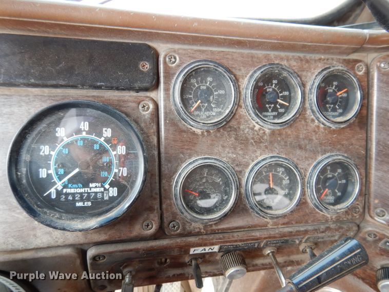 image for item IQ9742 1988 Freightliner FLC12064T  semi truck