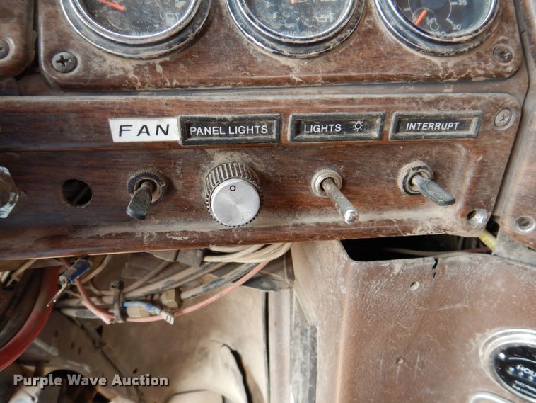 image for item IQ9742 1988 Freightliner FLC12064T  semi truck