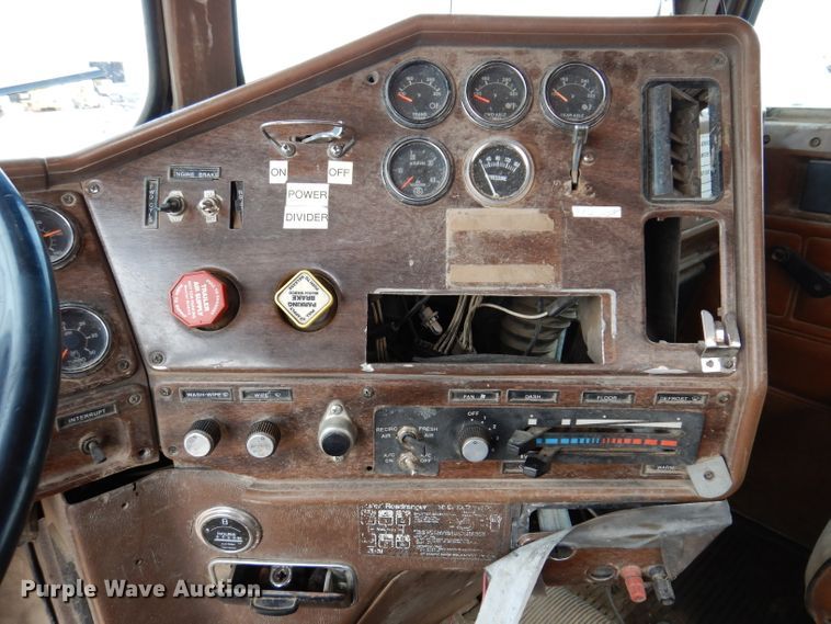 image for item IQ9742 1988 Freightliner FLC12064T  semi truck