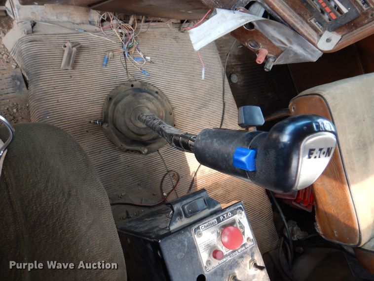 image for item IQ9742 1988 Freightliner FLC12064T  semi truck