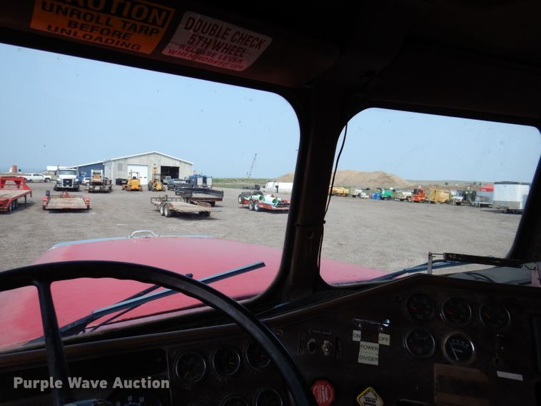 image for item IQ9742 1988 Freightliner FLC12064T  semi truck