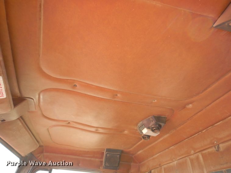 image for item IQ9742 1988 Freightliner FLC12064T  semi truck