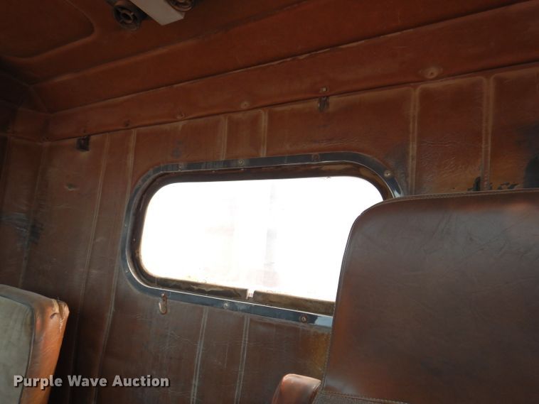 image for item IQ9742 1988 Freightliner FLC12064T  semi truck