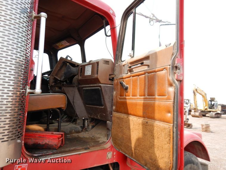 image for item IQ9742 1988 Freightliner FLC12064T  semi truck