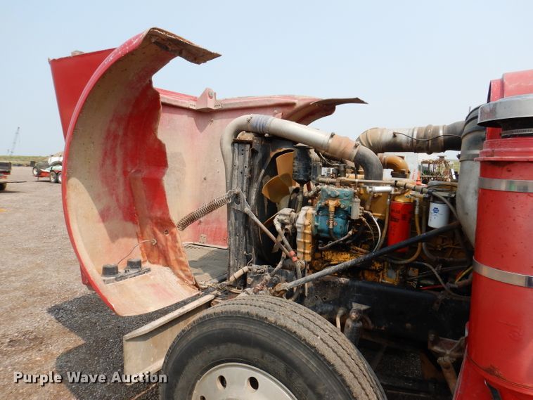 image for item IQ9742 1988 Freightliner FLC12064T  semi truck