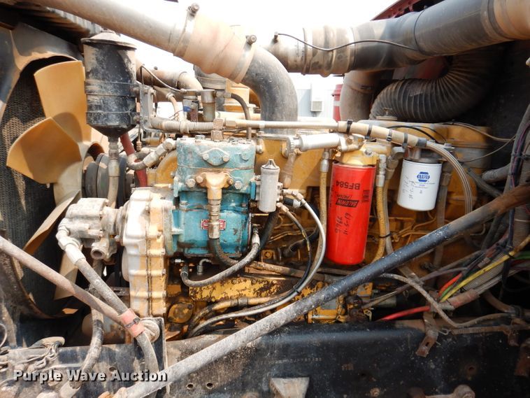 image for item IQ9742 1988 Freightliner FLC12064T  semi truck