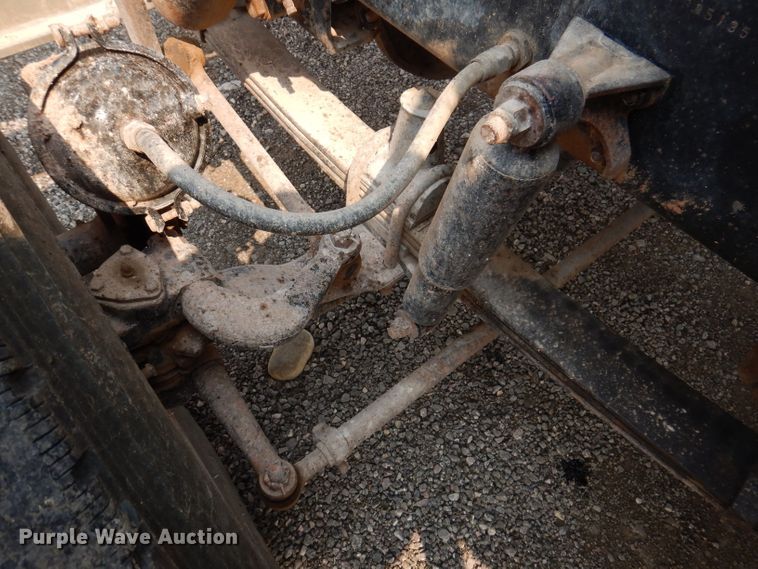 image for item IQ9742 1988 Freightliner FLC12064T  semi truck