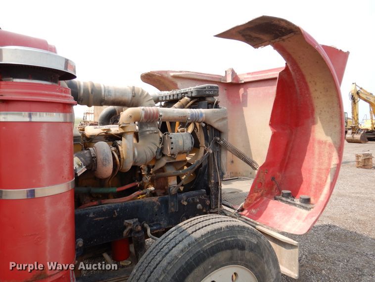 image for item IQ9742 1988 Freightliner FLC12064T  semi truck