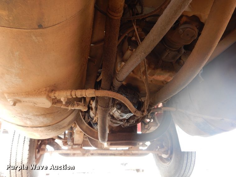 image for item IQ9742 1988 Freightliner FLC12064T  semi truck