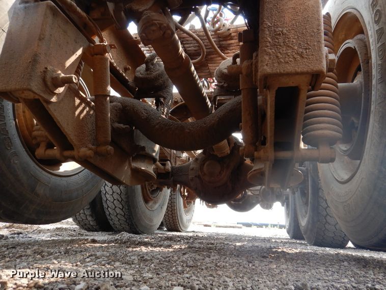 image for item IQ9742 1988 Freightliner FLC12064T  semi truck