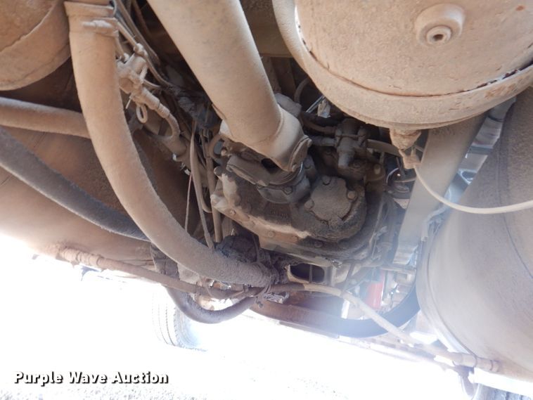 image for item IQ9742 1988 Freightliner FLC12064T  semi truck