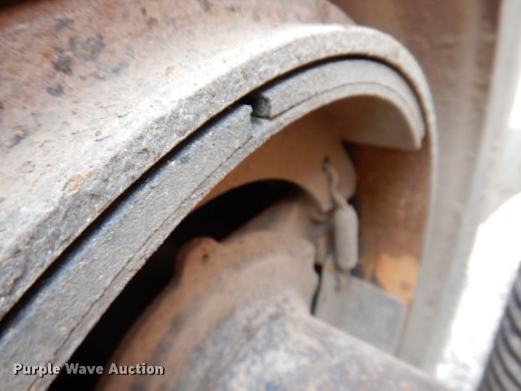 image for item IQ9742 1988 Freightliner FLC12064T  semi truck