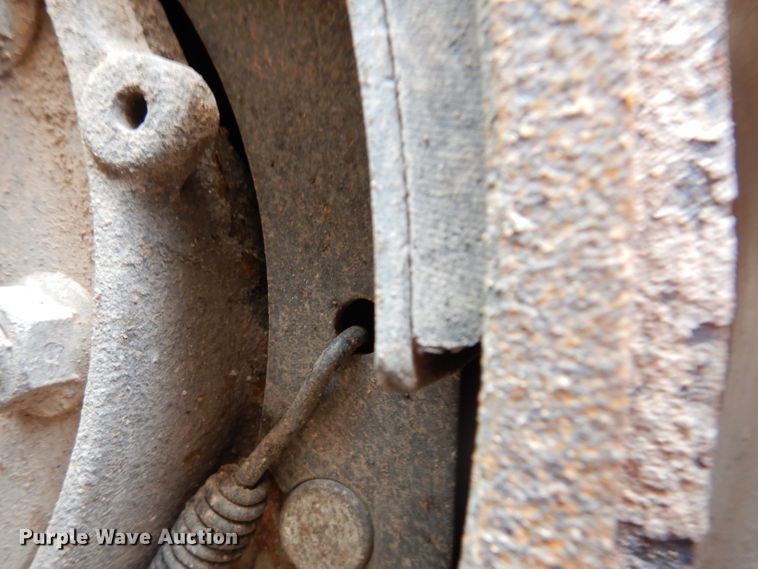 image for item IQ9742 1988 Freightliner FLC12064T  semi truck