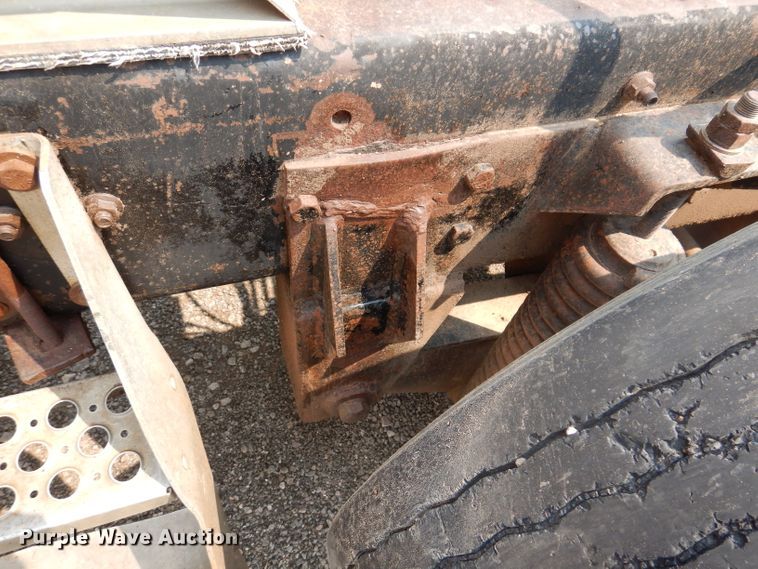 image for item IQ9742 1988 Freightliner FLC12064T  semi truck