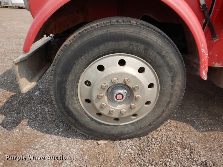 image for item IQ9742 1988 Freightliner FLC12064T  semi truck