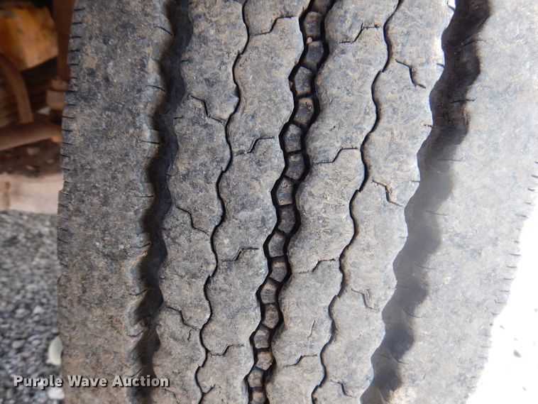 image for item IQ9742 1988 Freightliner FLC12064T  semi truck