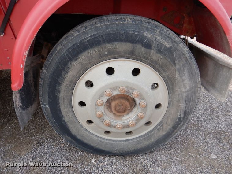 image for item IQ9742 1988 Freightliner FLC12064T  semi truck