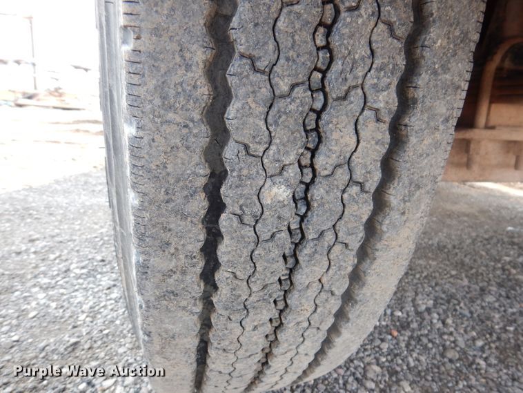 image for item IQ9742 1988 Freightliner FLC12064T  semi truck