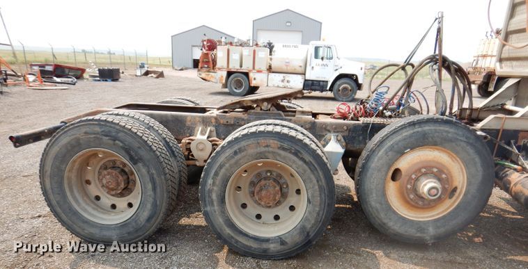image for item IQ9742 1988 Freightliner FLC12064T  semi truck