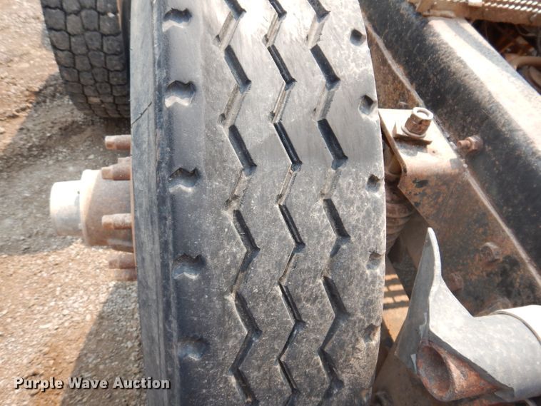 image for item IQ9742 1988 Freightliner FLC12064T  semi truck