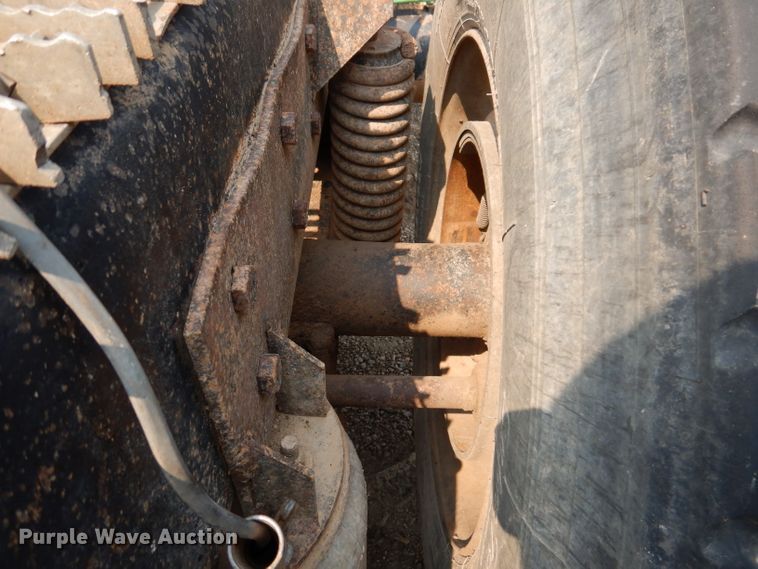 image for item IQ9742 1988 Freightliner FLC12064T  semi truck