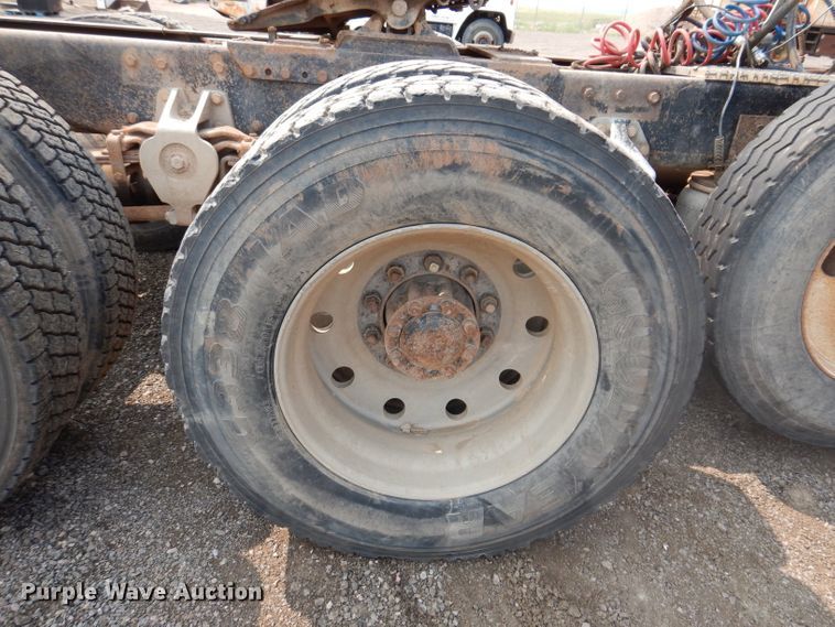 image for item IQ9742 1988 Freightliner FLC12064T  semi truck