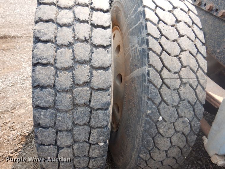 image for item IQ9742 1988 Freightliner FLC12064T  semi truck