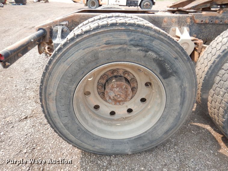 image for item IQ9742 1988 Freightliner FLC12064T  semi truck