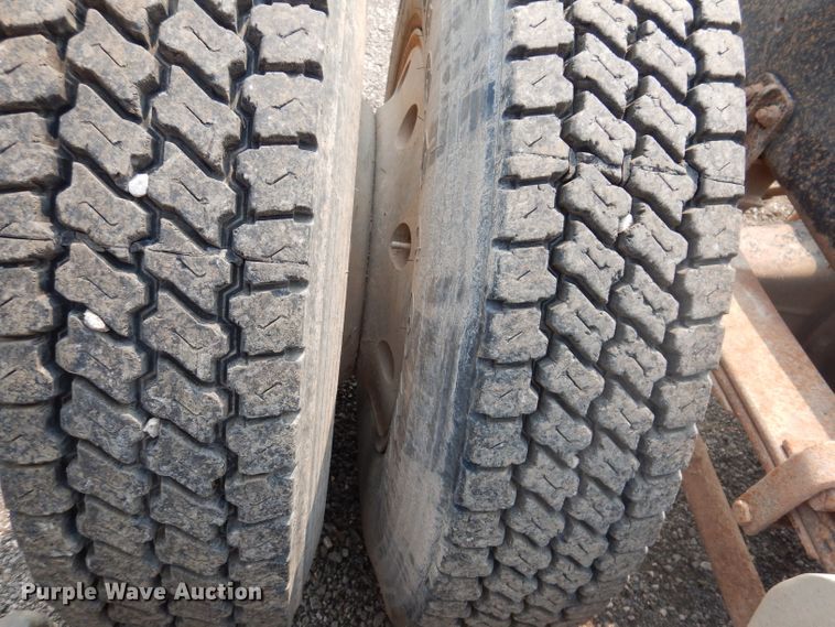 image for item IQ9742 1988 Freightliner FLC12064T  semi truck