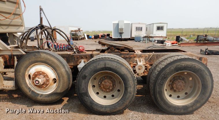 image for item IQ9742 1988 Freightliner FLC12064T  semi truck