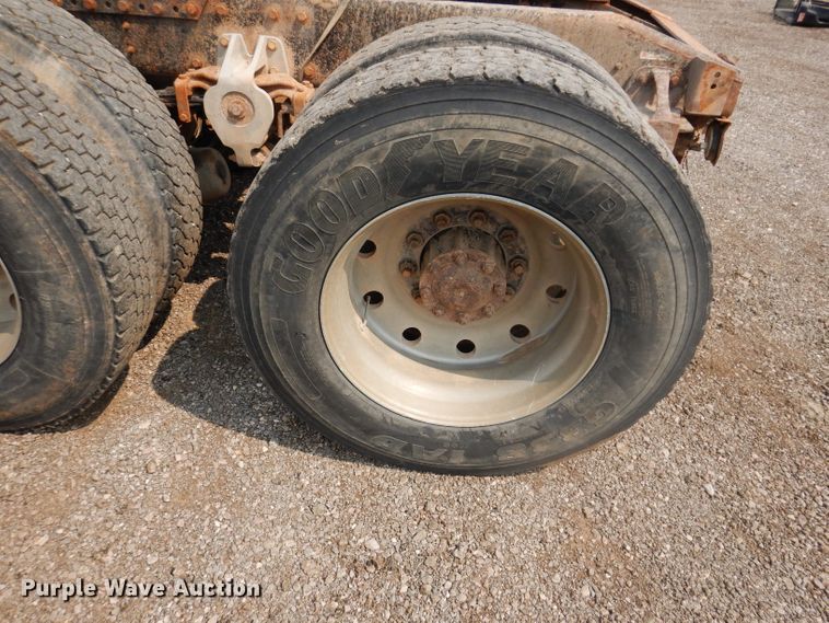 image for item IQ9742 1988 Freightliner FLC12064T  semi truck