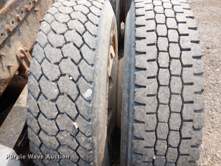 image for item IQ9742 1988 Freightliner FLC12064T  semi truck