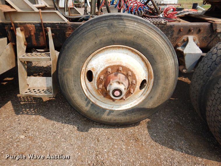 image for item IQ9742 1988 Freightliner FLC12064T  semi truck