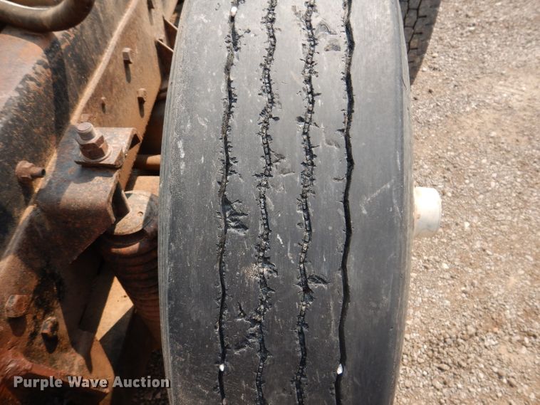 image for item IQ9742 1988 Freightliner FLC12064T  semi truck