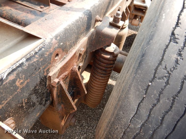 image for item IQ9742 1988 Freightliner FLC12064T  semi truck