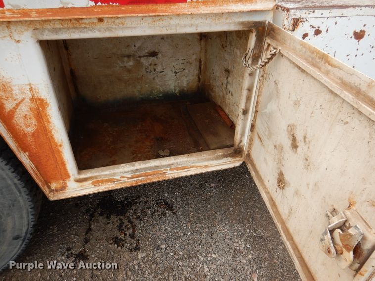 image for item IQ9743 1987 International S1700  fuel / lube truck