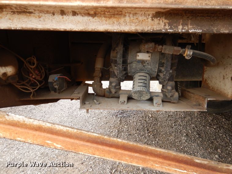 image for item IQ9743 1987 International S1700  fuel / lube truck