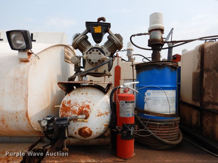 image for item IQ9743 1987 International S1700  fuel / lube truck