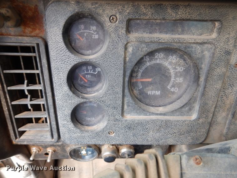 image for item IQ9743 1987 International S1700  fuel / lube truck