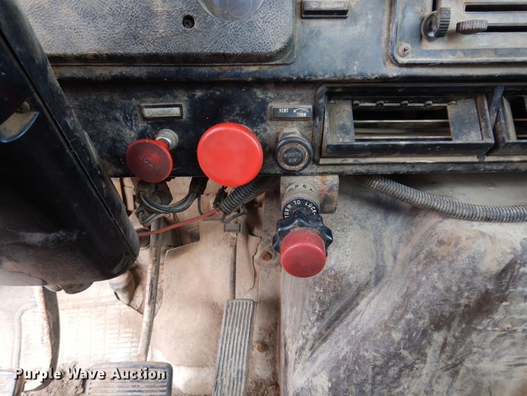 image for item IQ9743 1987 International S1700  fuel / lube truck