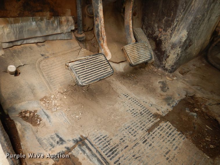 image for item IQ9743 1987 International S1700  fuel / lube truck