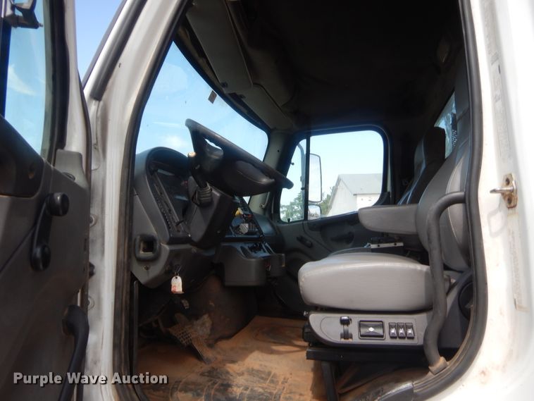 image for item IT9670 2007 Freightliner Business Class M2  dump truck