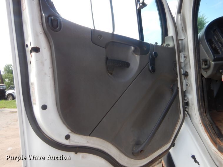 image for item IT9670 2007 Freightliner Business Class M2  dump truck