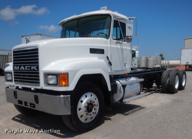 image for item IT9706 2001 Mack CH613  truck cab and chassis